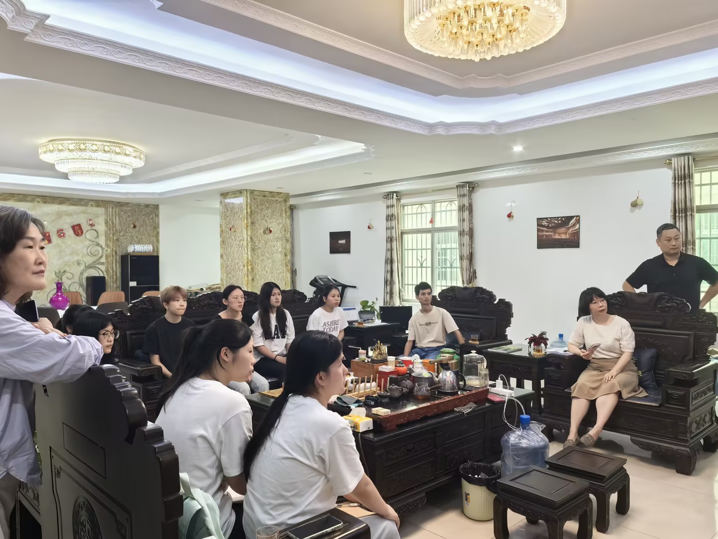 众多学生在会客厅听讲座