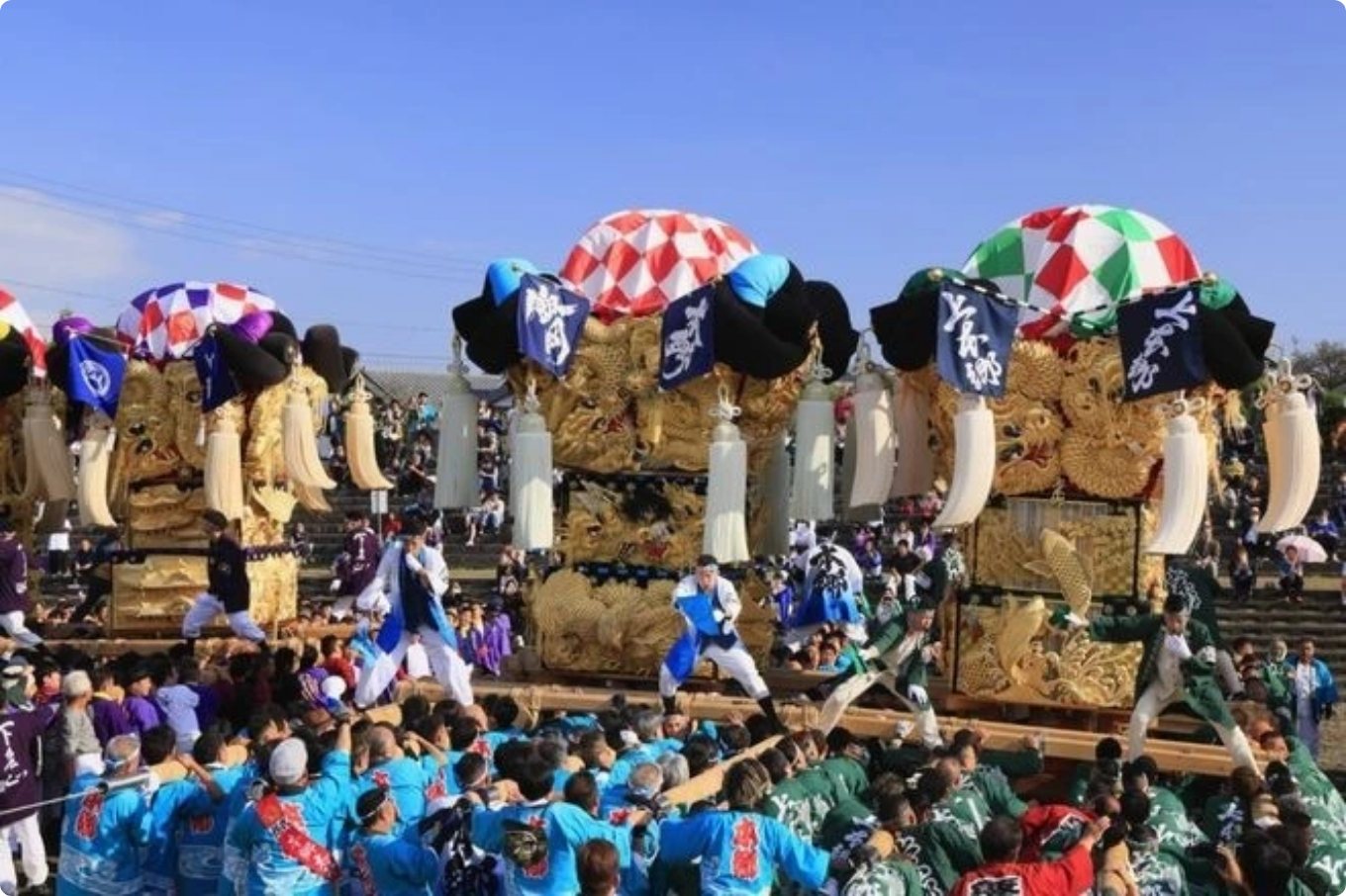 西条祭太鼓台在河滩巡游
